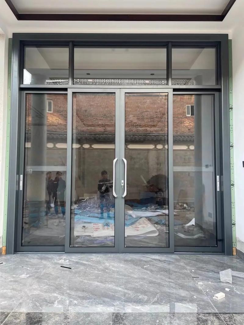 国标3毫米厚氟碳灰铝材与超白玻双层钢化玻璃的重型推拉门 品质与美学的融合